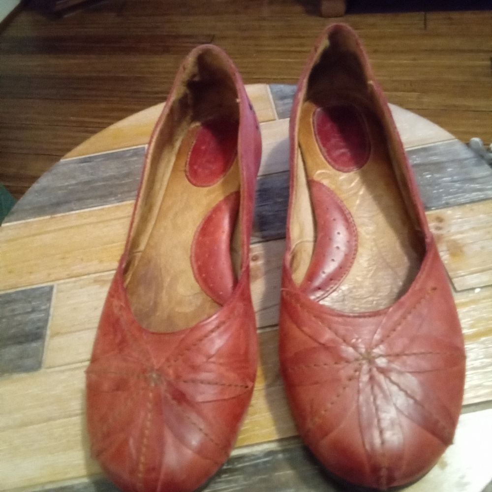 Born Migo Red LeathervWomen's Size 10 Ballet Flats With Flower Detail